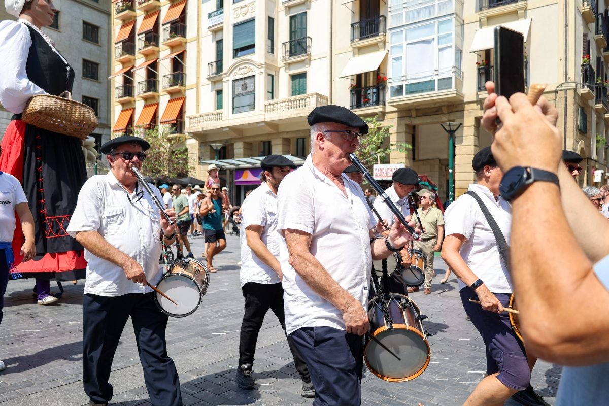 Euskal Herriko Castellers taldea y Castellers de Lleida tocan el cielo en Donostia