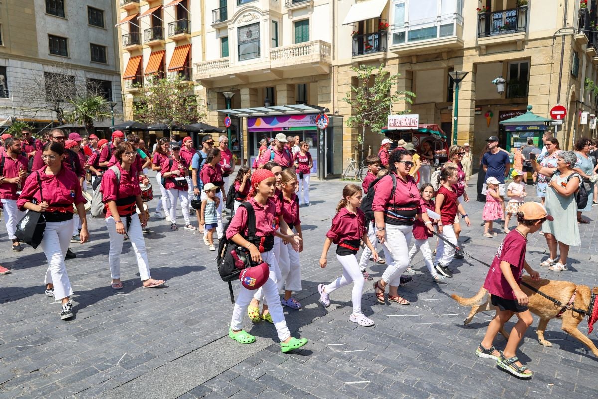 Euskal Herriko Castellers taldea y Castellers de Lleida tocan el cielo en Donostia