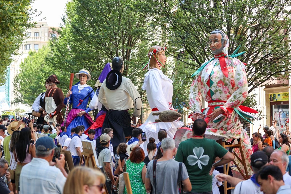 Euskal Herriko Castellers taldea y Castellers de Lleida tocan el cielo en Donostia