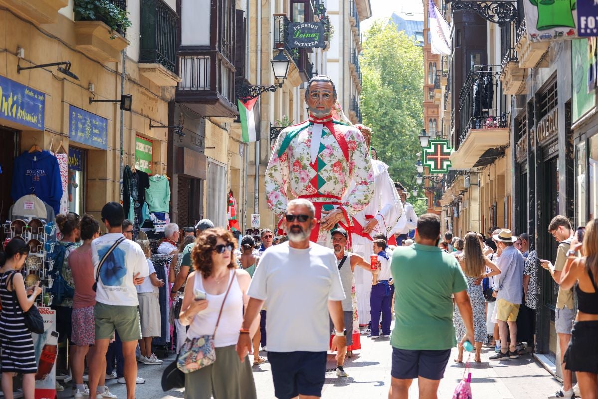 Euskal Herriko Castellers taldea y Castellers de Lleida tocan el cielo en Donostia