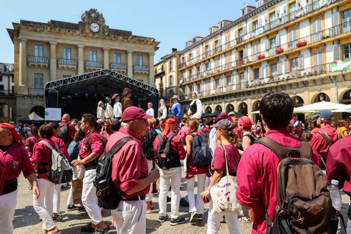 Euskal Herriko Castellers taldea y Castellers de Lleida tocan el cielo en Donostia