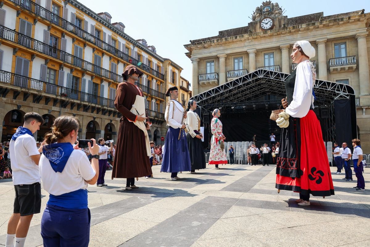 Euskal Herriko Castellers taldea y Castellers de Lleida tocan el cielo en Donostia