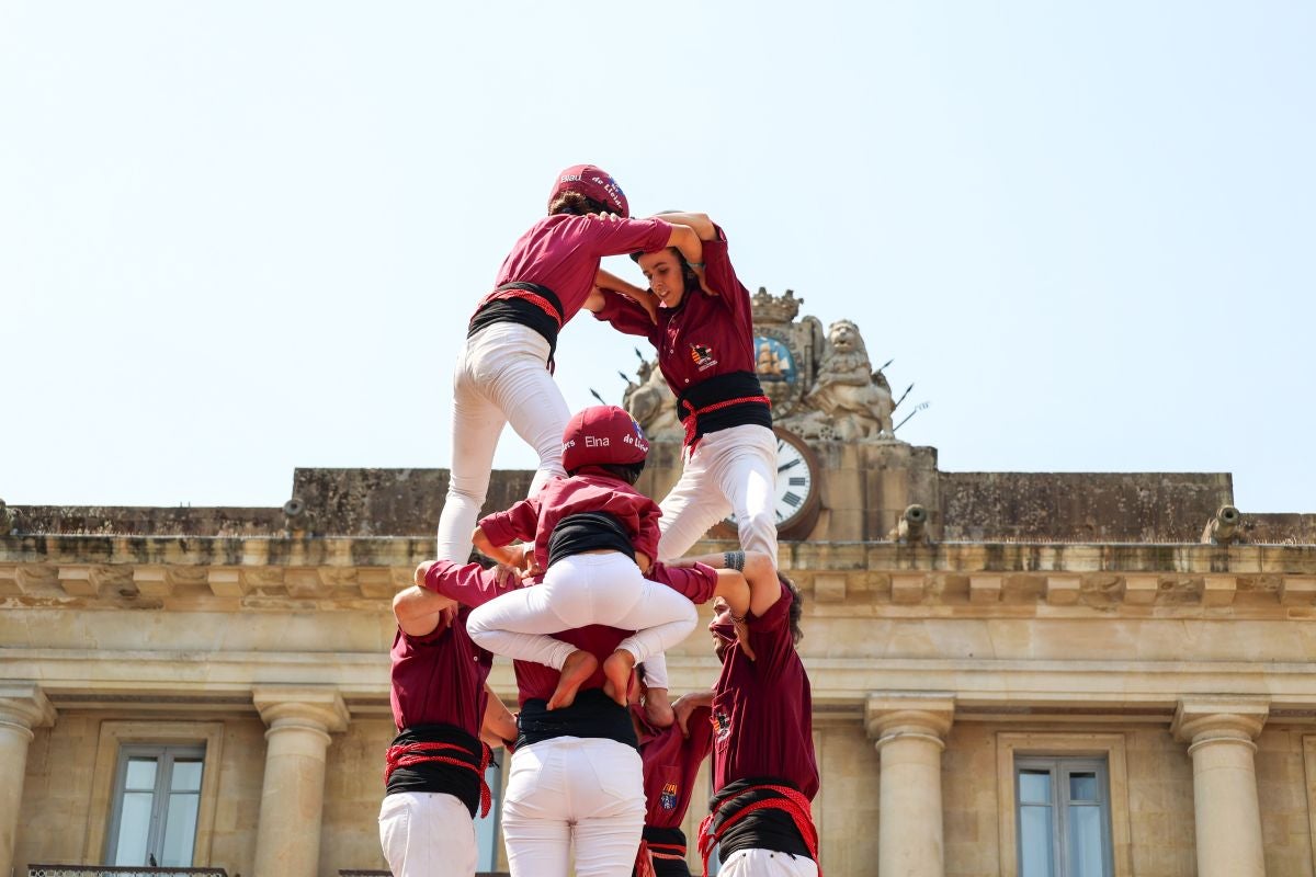 Euskal Herriko Castellers taldea y Castellers de Lleida tocan el cielo en Donostia
