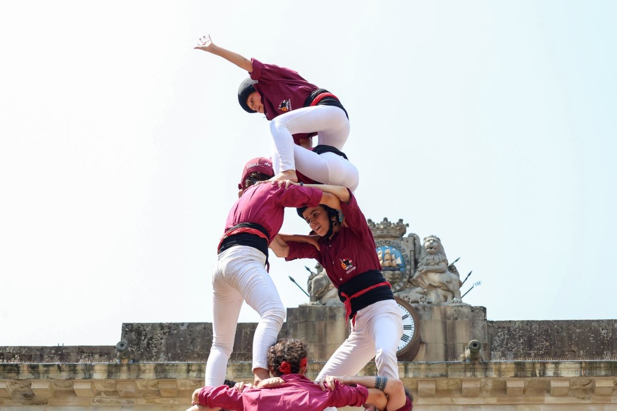 Euskal Herriko Castellers taldea y Castellers de Lleida tocan el cielo en Donostia