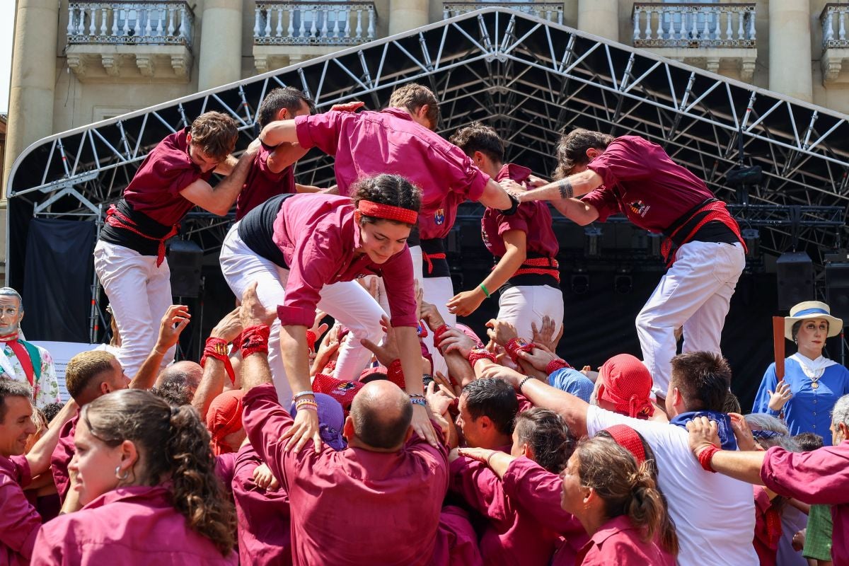 Euskal Herriko Castellers taldea y Castellers de Lleida tocan el cielo en Donostia