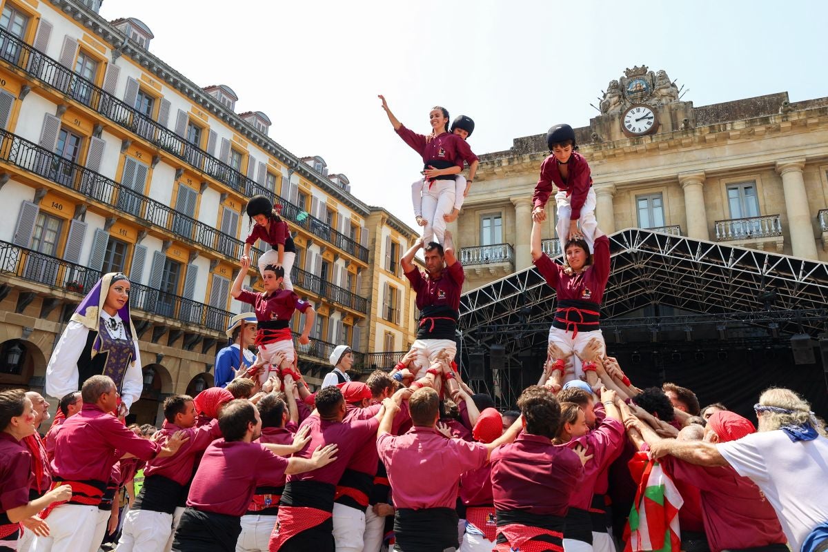 Euskal Herriko Castellers taldea y Castellers de Lleida tocan el cielo en Donostia