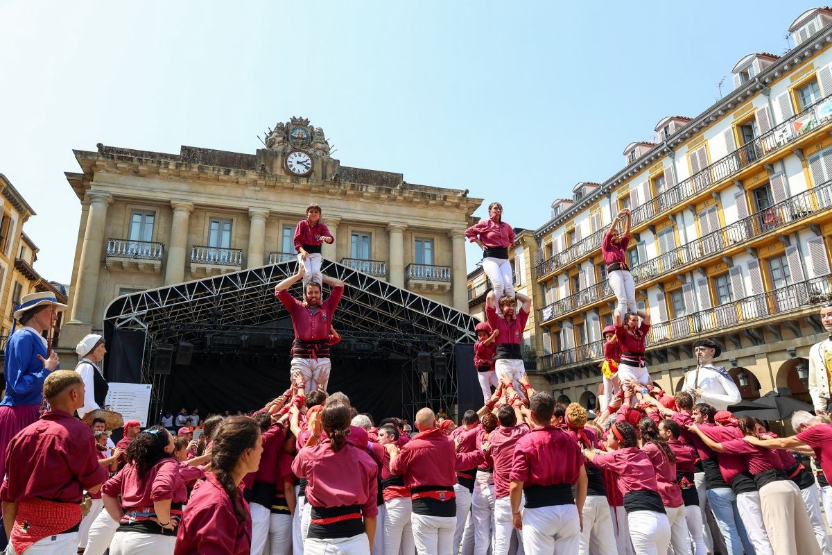 Euskal Herriko Castellers taldea y Castellers de Lleida tocan el cielo en Donostia