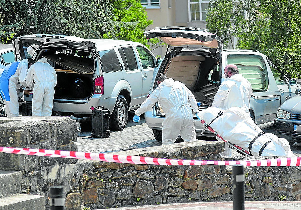 La Comisión Judicial procede al levantamiento del cadáver para su traslado al Instituto Vasco de Medicina Legal en Donostia.