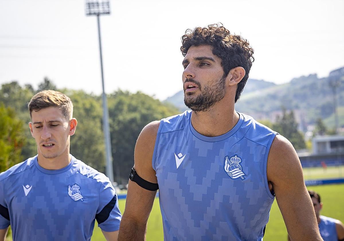 Guedes, seguido por Aihen, antes del entrenamiento de este viernes
