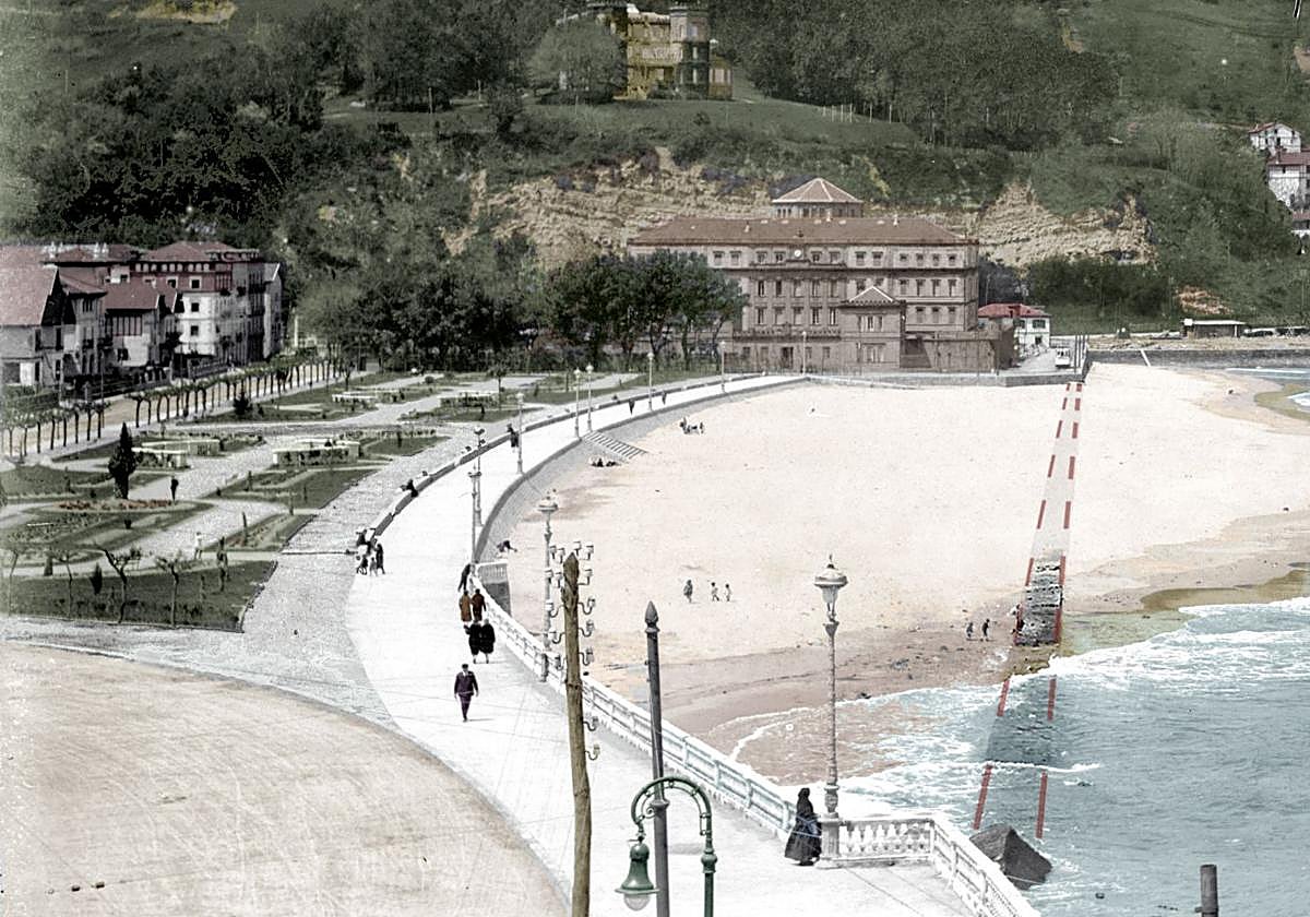 Los nuevos jardines y playa de Ondarreta con la cárcel al fondo. La línea roja señala el antiguo muro de costa.