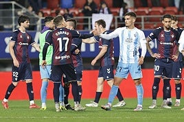 Los jugadores de Eibar y Málaga se saludan tras el reparto de puntos en Ipurua.