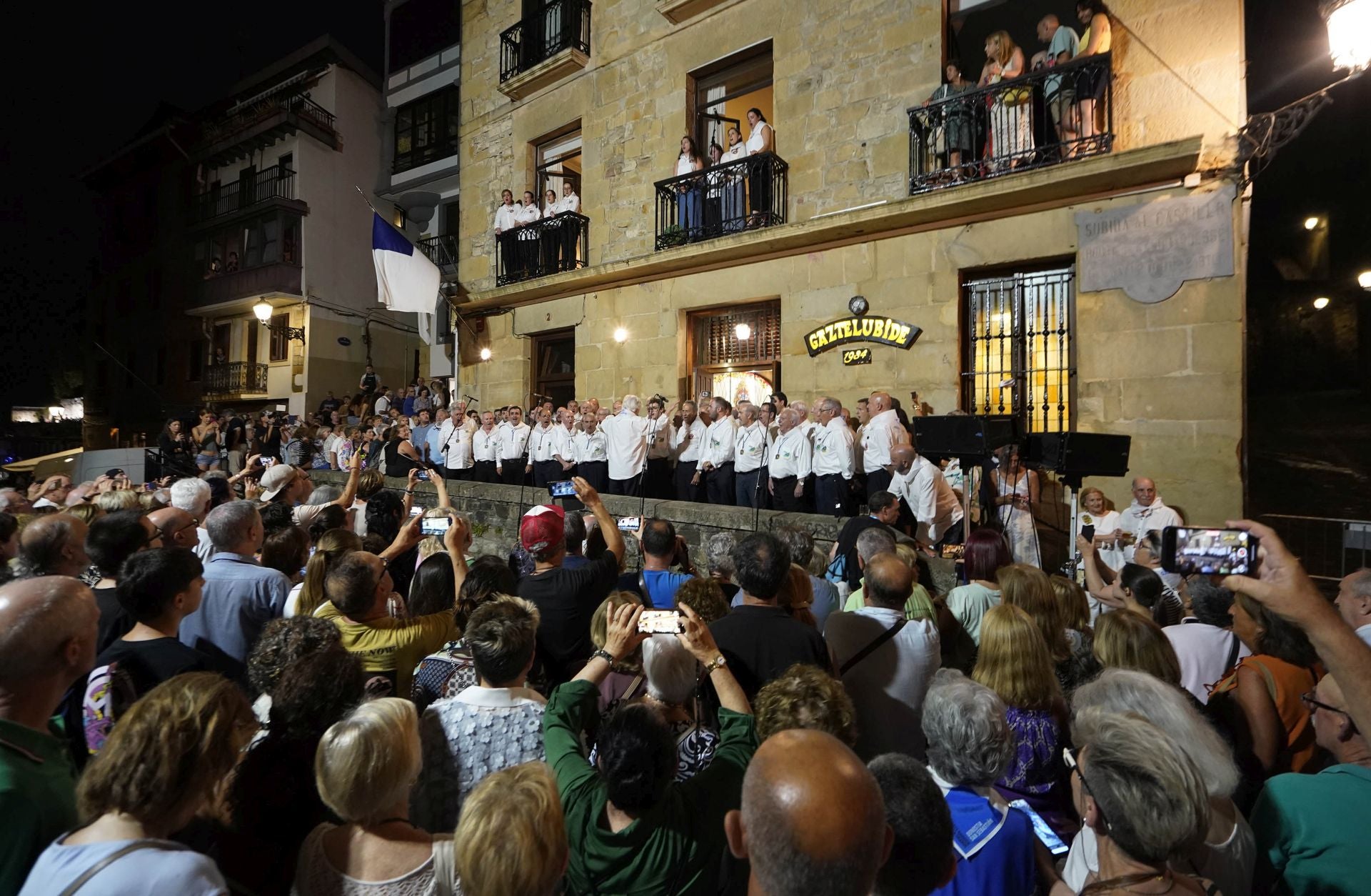 Multitudinario Festara