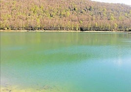 Vista del embalse de Lareo, ubicado en la sierra de Aralar, que surte a Ataun.