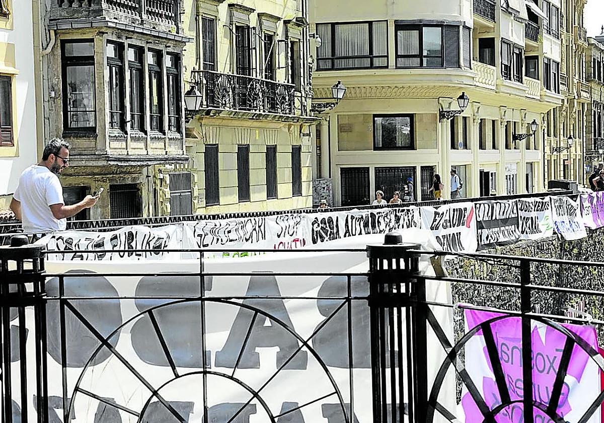 El alcalde de San Sebastián cree que la «proliferación» de pancartas a favor de presos «llama a la reflexión»