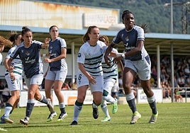 Edna Imade y Nahia Aparicio son defendidas por Laura Camino y Ane Etxezarreta a la salida de un córner.