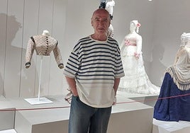 El director de Jantziaren Zentroa, Ramón García posa en el interior del museo.