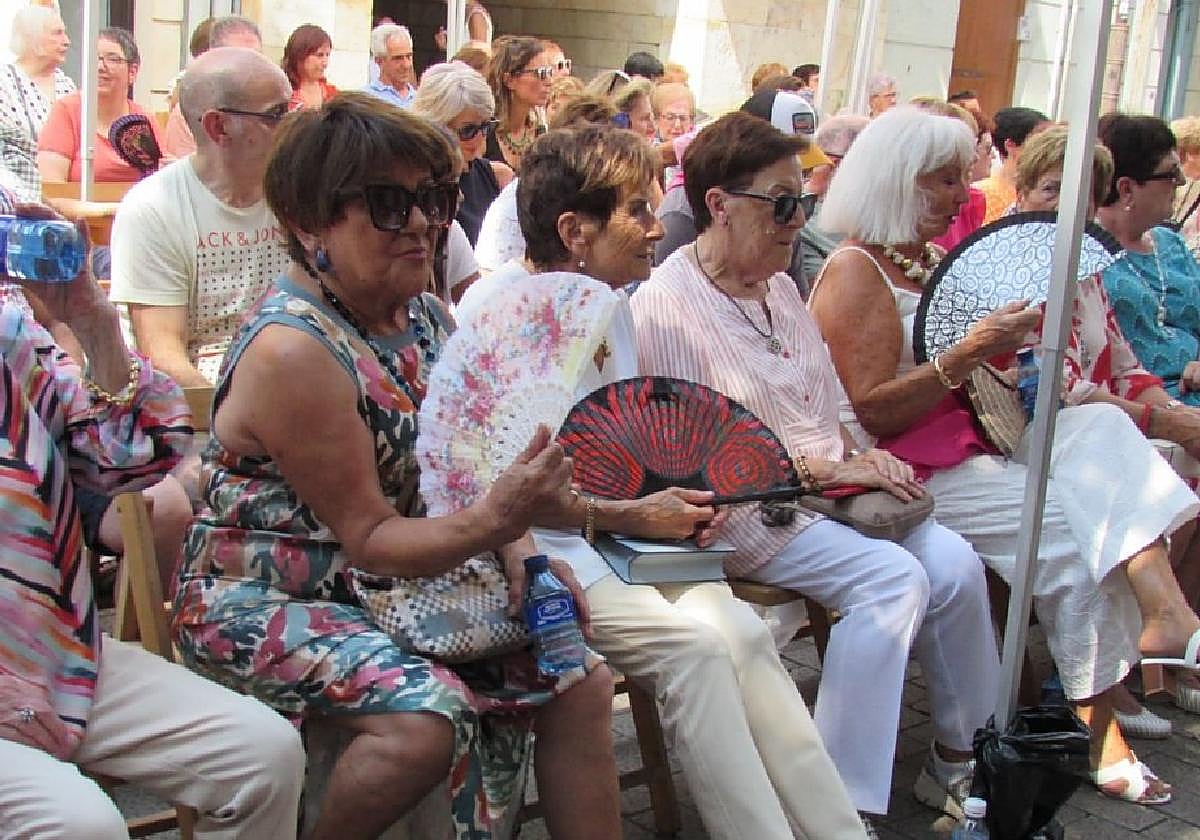 El Ayuntamiento dispuso de unas carpas para dar sombra durante el concierto de la Banda de Milagro, y asimismo repartió agua.