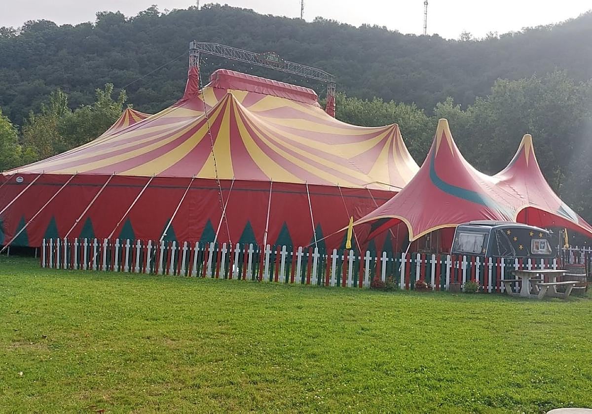 Gure Zirkuko karpa Mendibeltz zelaiaren ondoan dago.