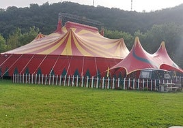 Gure Zirkuko karpa Mendibeltz zelaiaren ondoan dago.