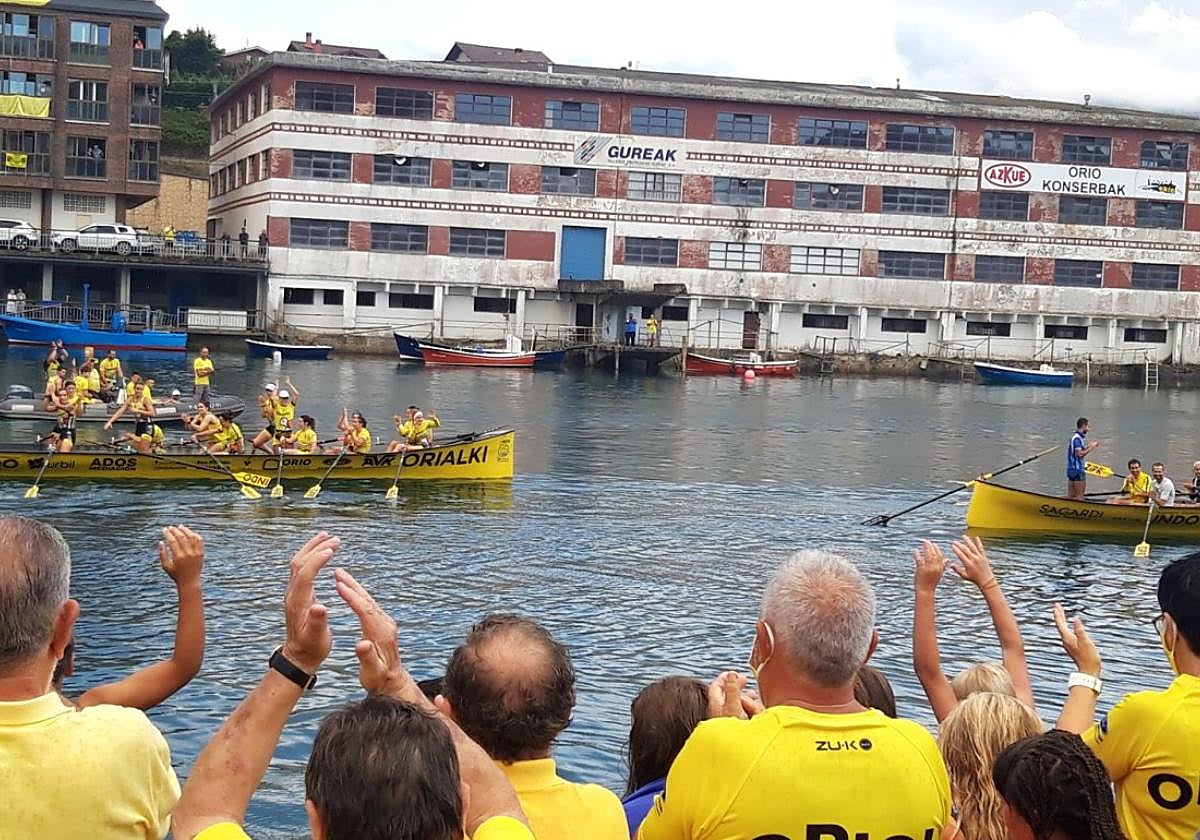 Herriko bi traineruak animatzeko, zaleen presentzia handia espero da gaur eta bihar Zarautzen.