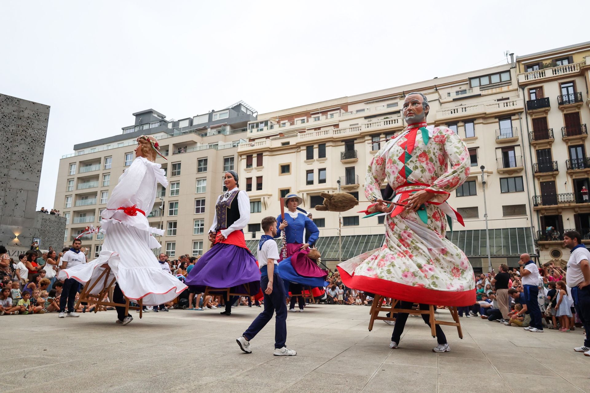 Despedidad de los gigantes y cabezudos de la Semana Grande