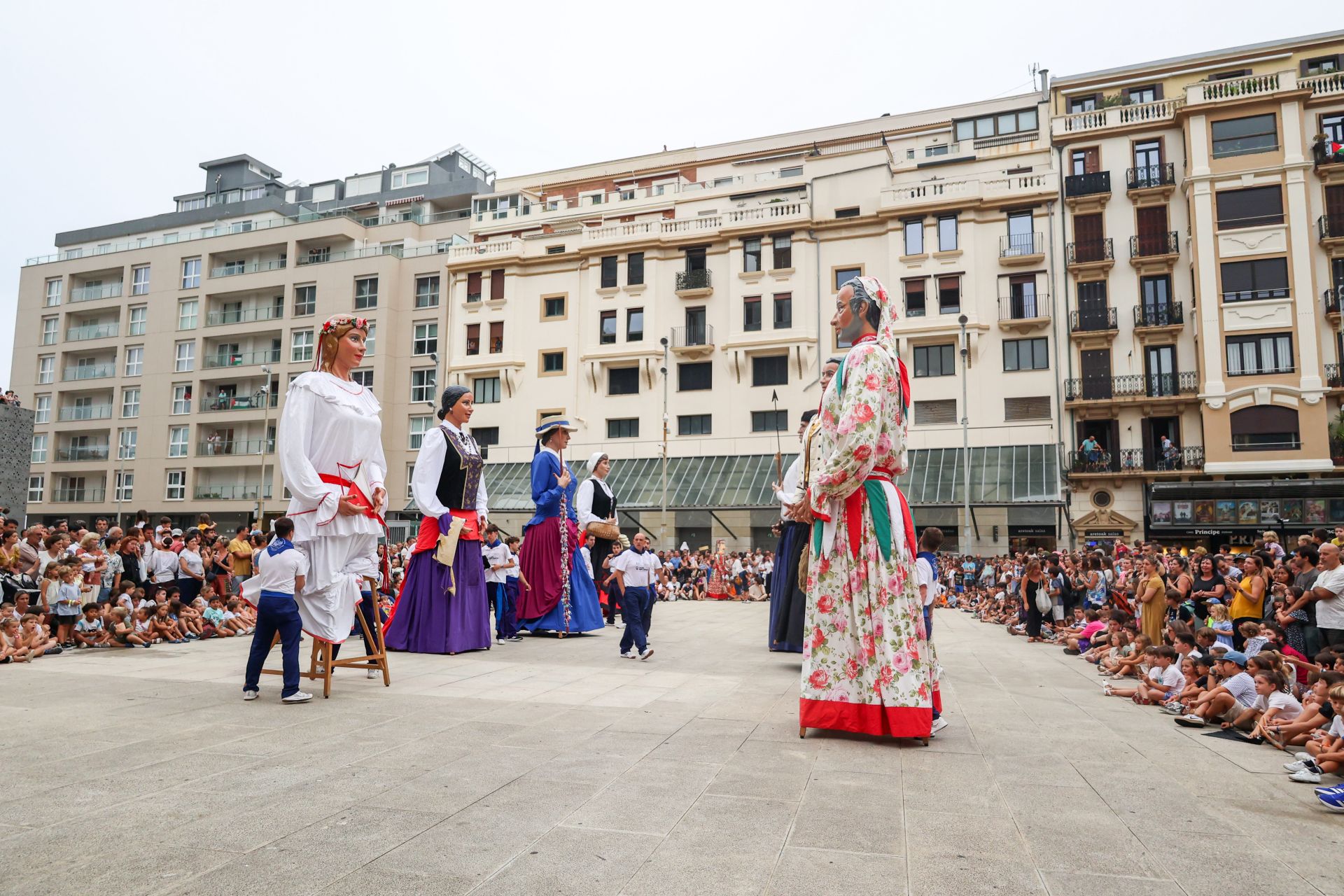 Despedidad de los gigantes y cabezudos de la Semana Grande