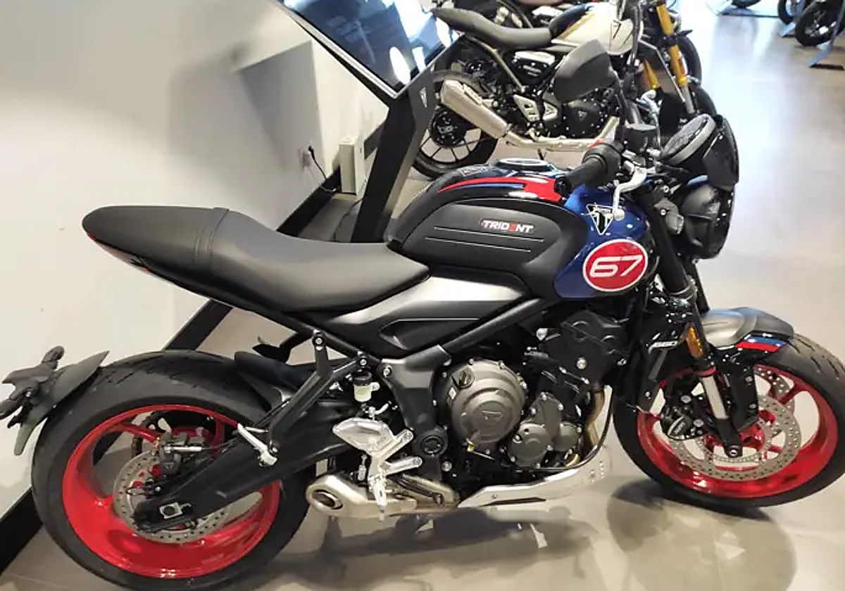 Motocicleta Triumph expuesta en un concesionario.