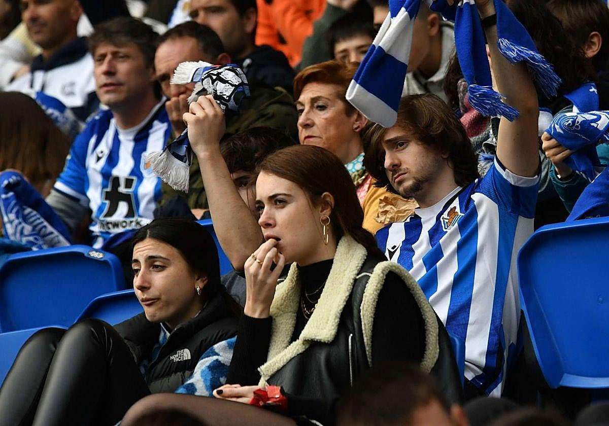 Una aficionada de la Real Sociedad comiendo pipas durante un partido en Anoeta.