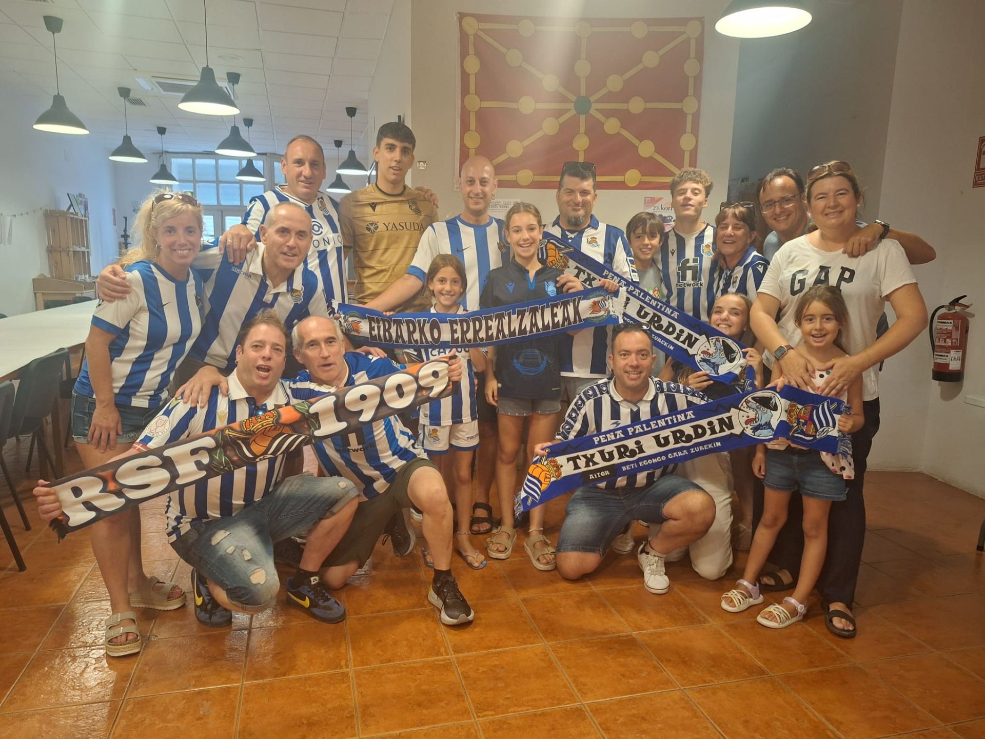 Aficionados de la Real este sábado en la euskal etxea de Valencia.