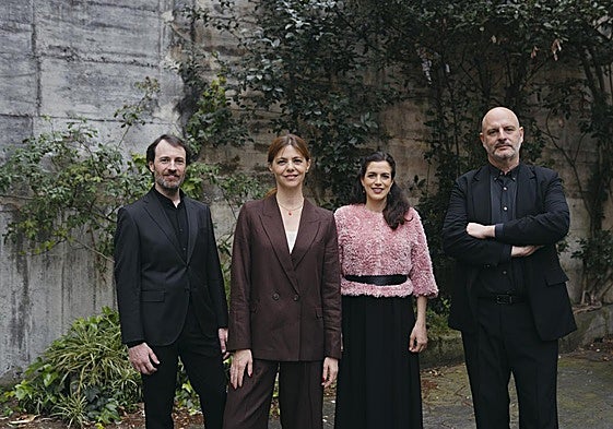 osetxu Obregón, la actriz Manuela Velasco, la mezzosoprano Beatriz Olega y Alberto Martínez