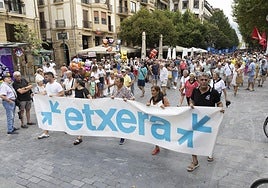 La manifestación a su paso por el Boulevard donostiarra.