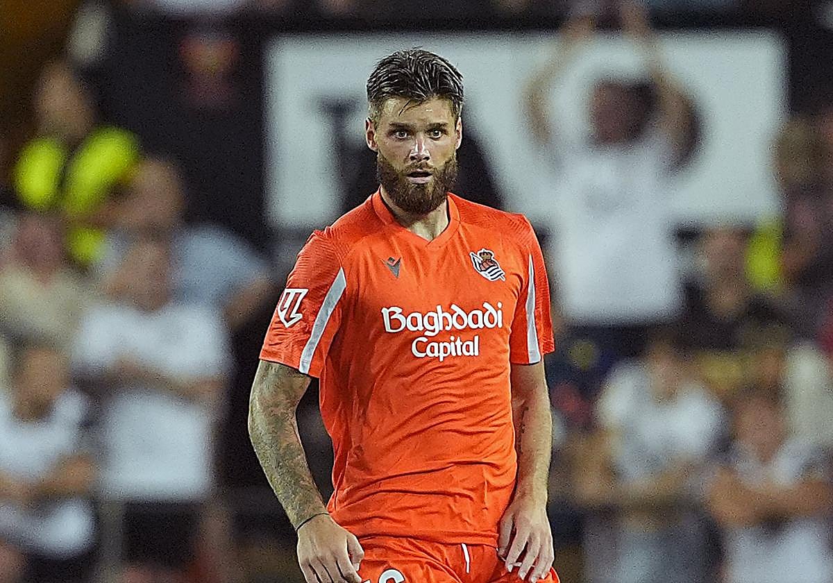 Caleta-Car conduce el esférico ayer en su debut oficial con la elástica txuri-urdin.