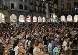 Herriko plaza bete egin zen laburmetraien emanaldian.