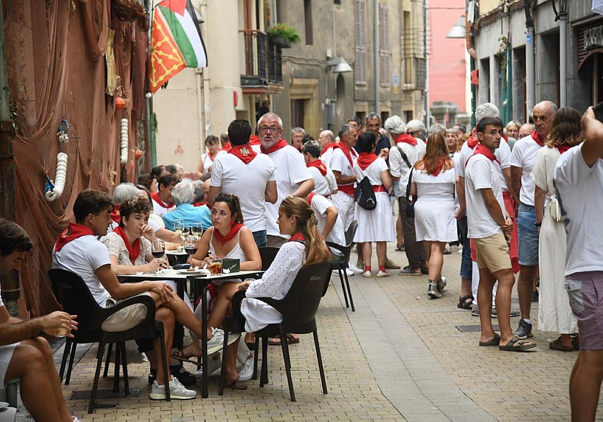 Las calles de la localidad lucen como nunca estos días.