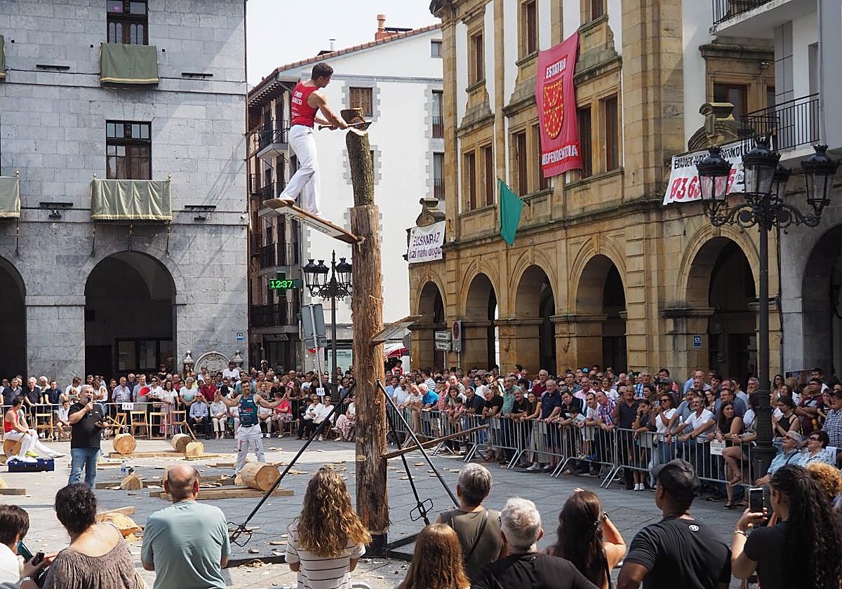 Herri kirol jaialdia. Herriko plaza bete egin zen aizkolari eta harrijasotzaileen erakustaldian.