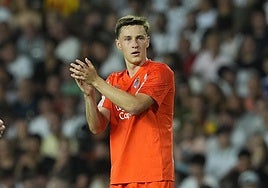 Turrientes aplaude la acción de un compañero durante el partido ante el Valencia.