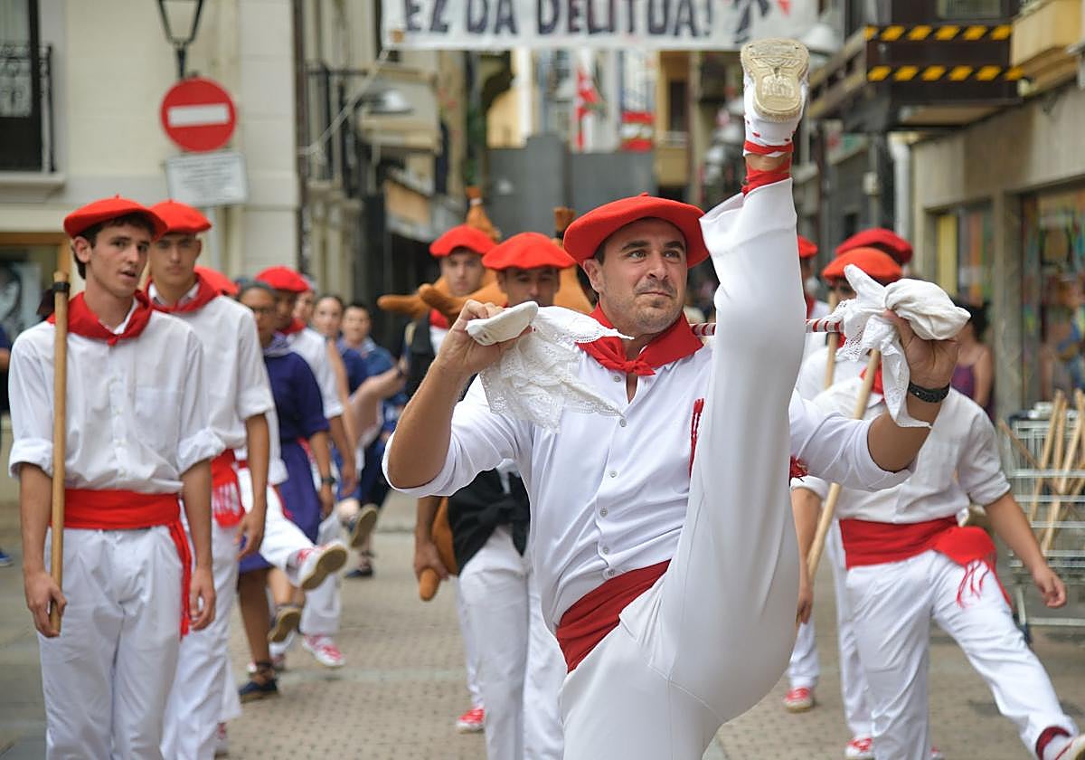 Jorrai Dantza y txistularis en las fiestas de San Roke