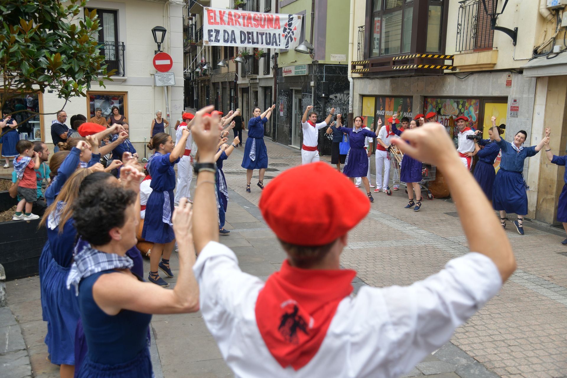 Jorrai Dantza y txistularis en las fiestas de San Roke