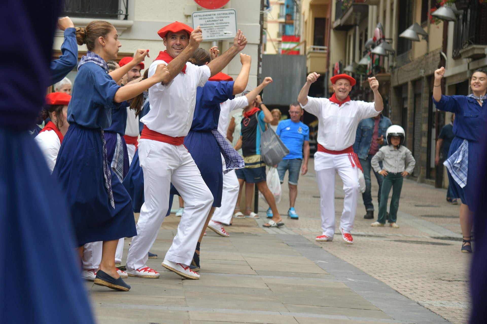 Jorrai Dantza y txistularis en las fiestas de San Roke