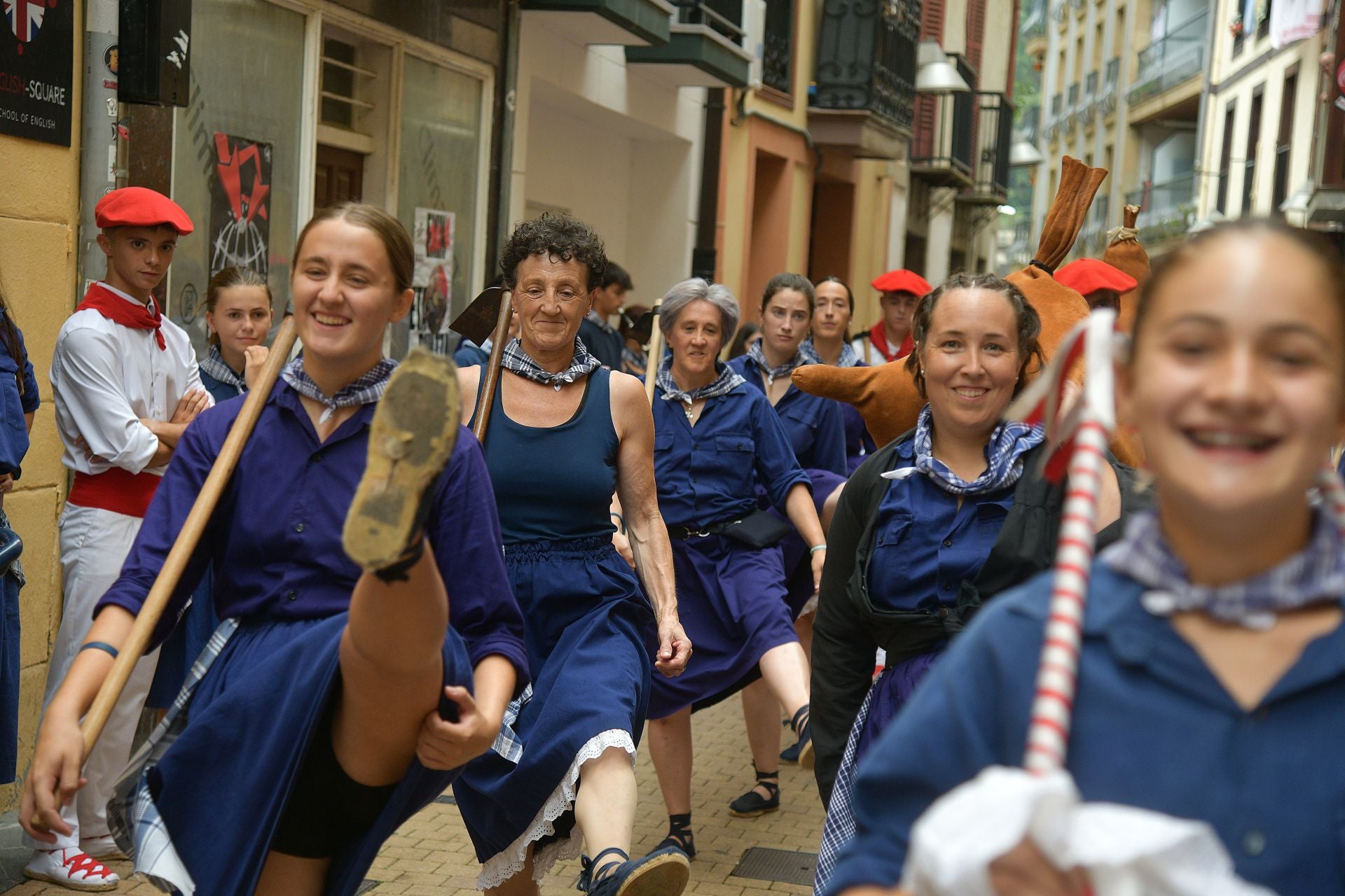 Jorrai Dantza y txistularis en las fiestas de San Roke