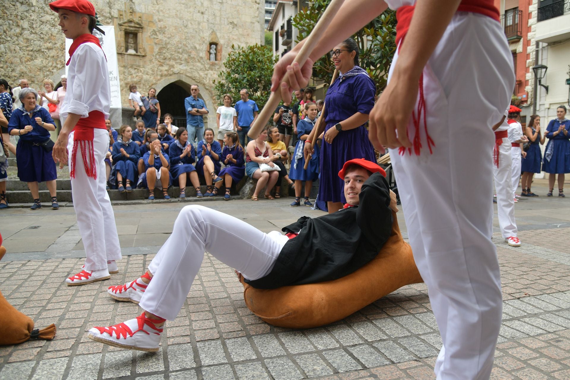 Jorrai Dantza y txistularis en las fiestas de San Roke