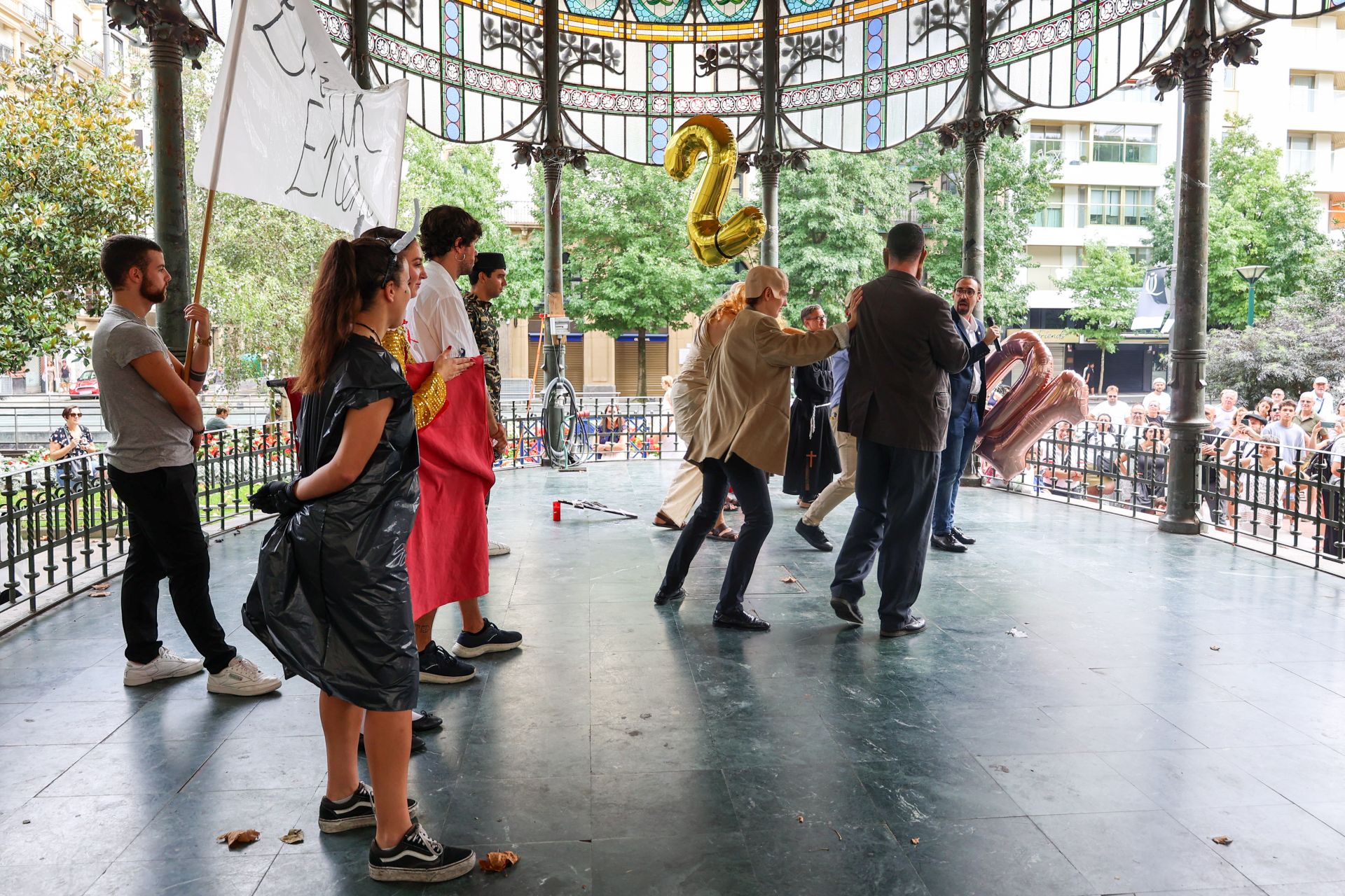 Irrikitaldia: risas y elegancia en el desfile paródico de Piratak