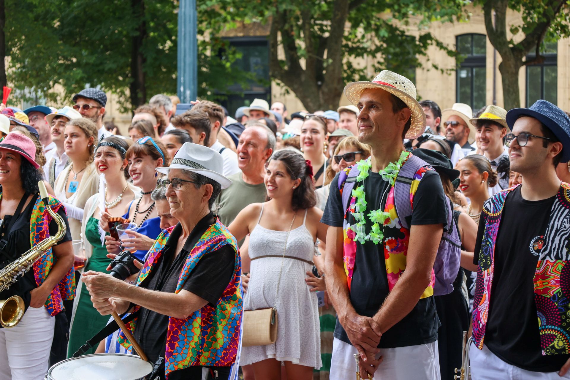 Irrikitaldia: risas y elegancia en el desfile paródico de Piratak