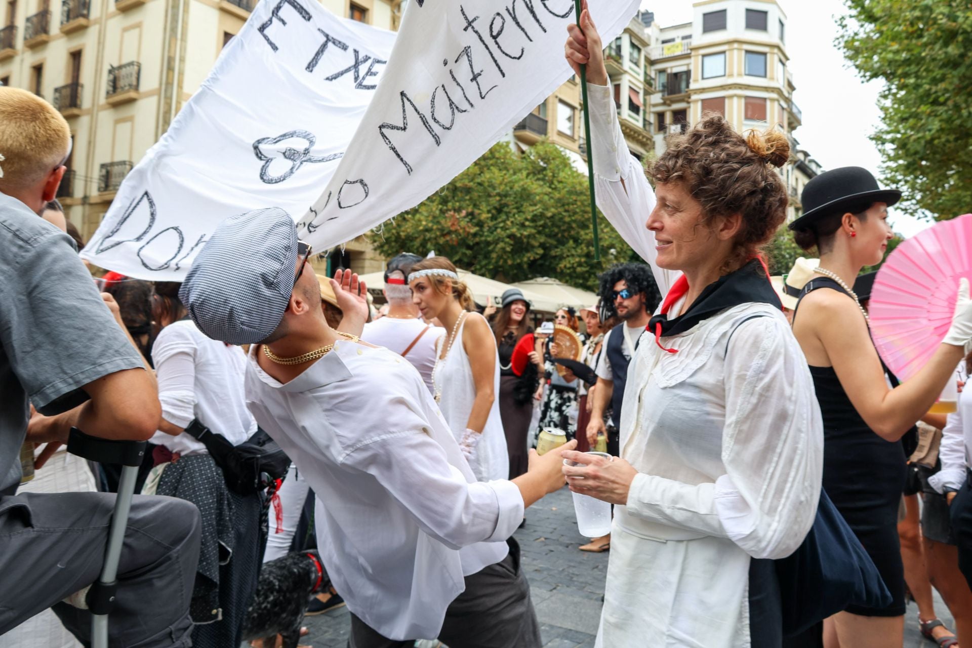 Irrikitaldia: risas y elegancia en el desfile paródico de Piratak