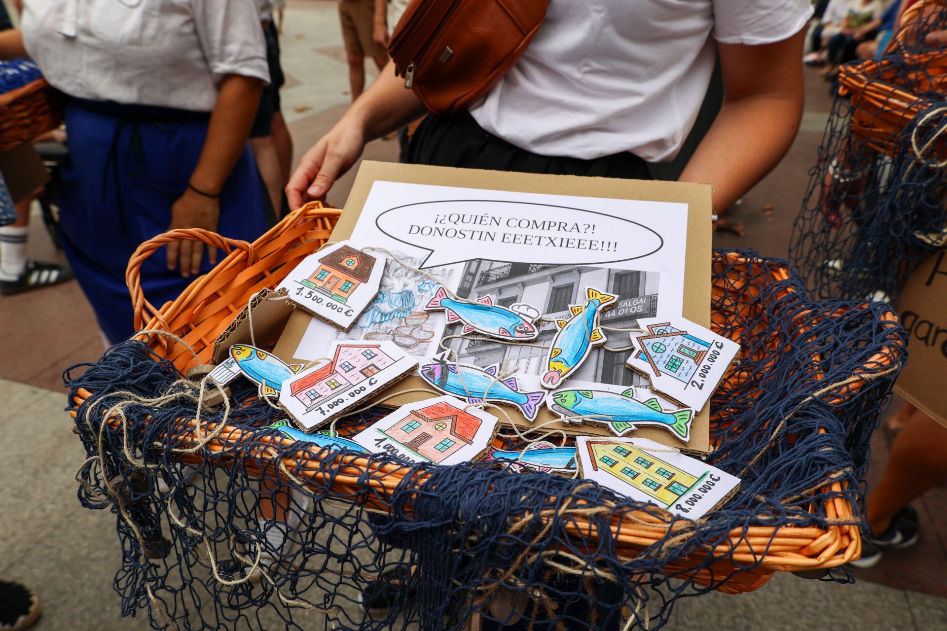 Irrikitaldia: risas y elegancia en el desfile paródico de Piratak