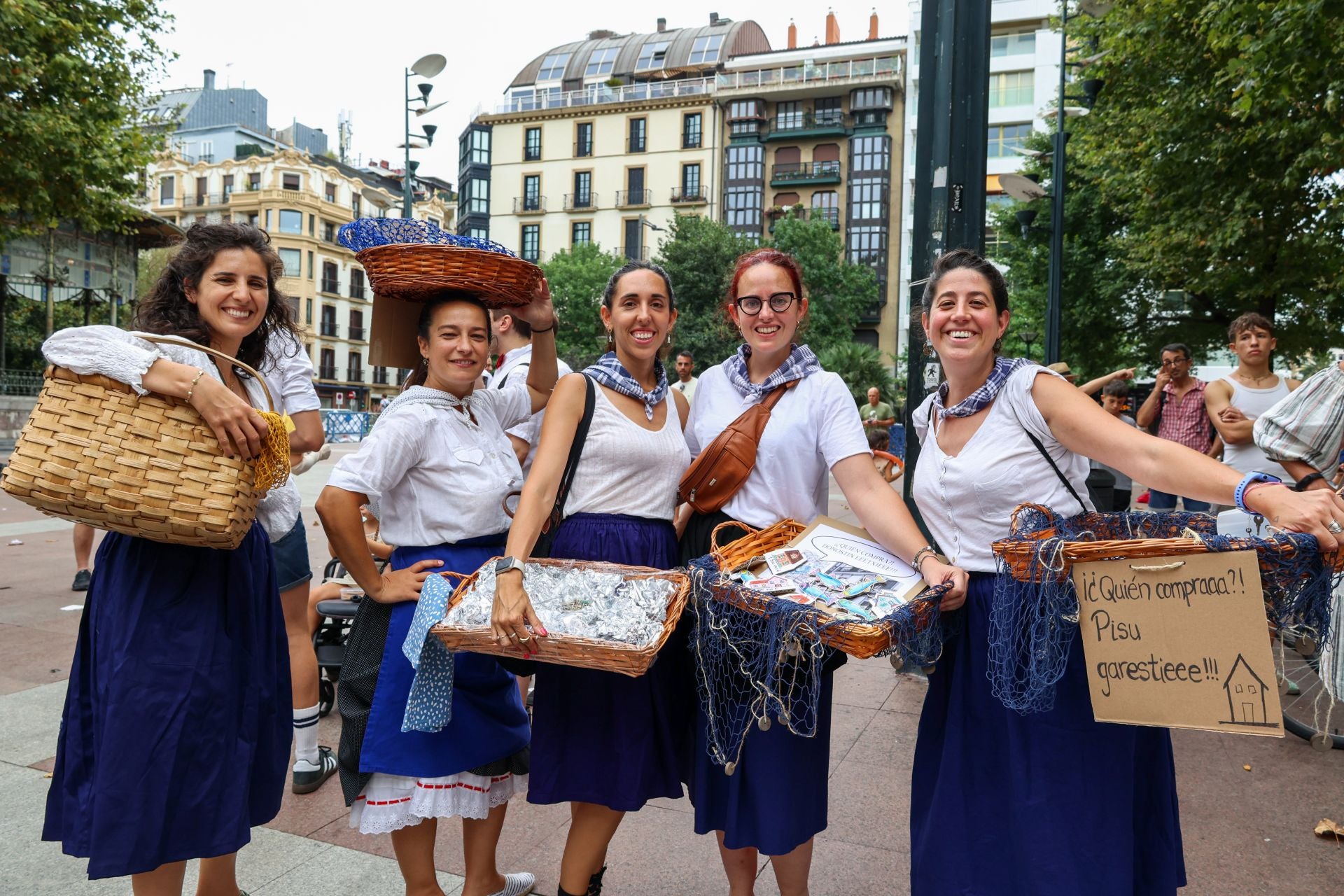 Irrikitaldia: risas y elegancia en el desfile paródico de Piratak