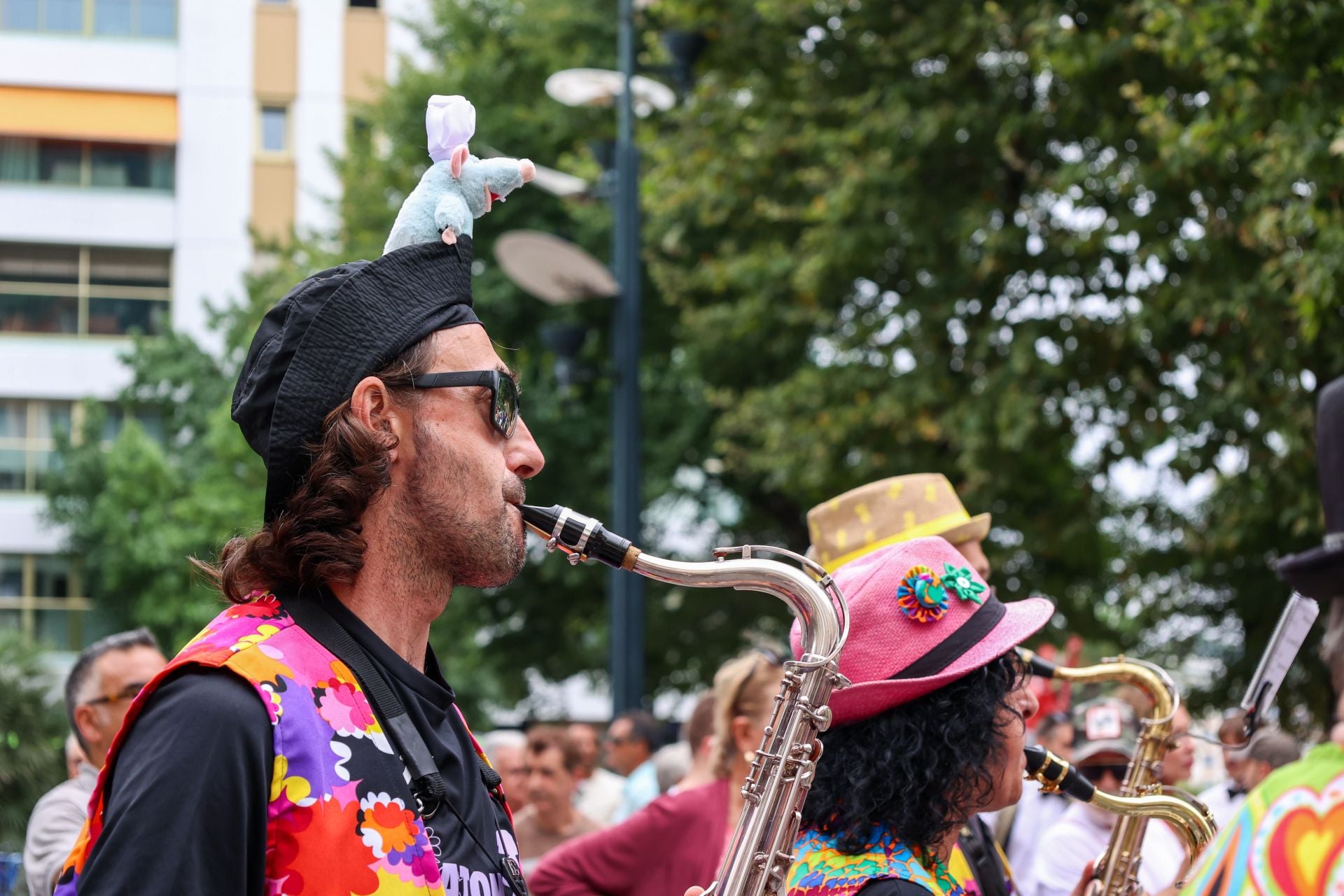 Irrikitaldia: risas y elegancia en el desfile paródico de Piratak