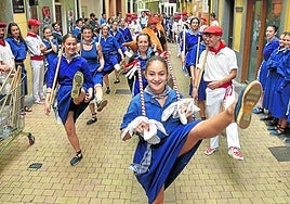 Gure Kai taldeko dantzariek Jorrai Dantza eskaini zuten Kalez Kale txistulariekin batera