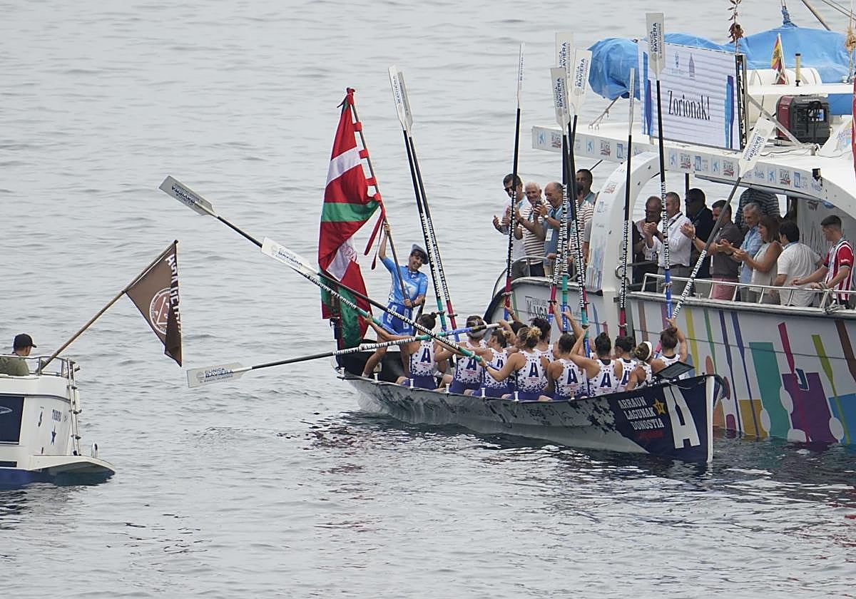 Las de Arraun Lagunak celebran su nueva victoria en Zarautz.