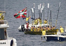 La tripulaicón de Orio ondea la ikurriña tras su victoria.